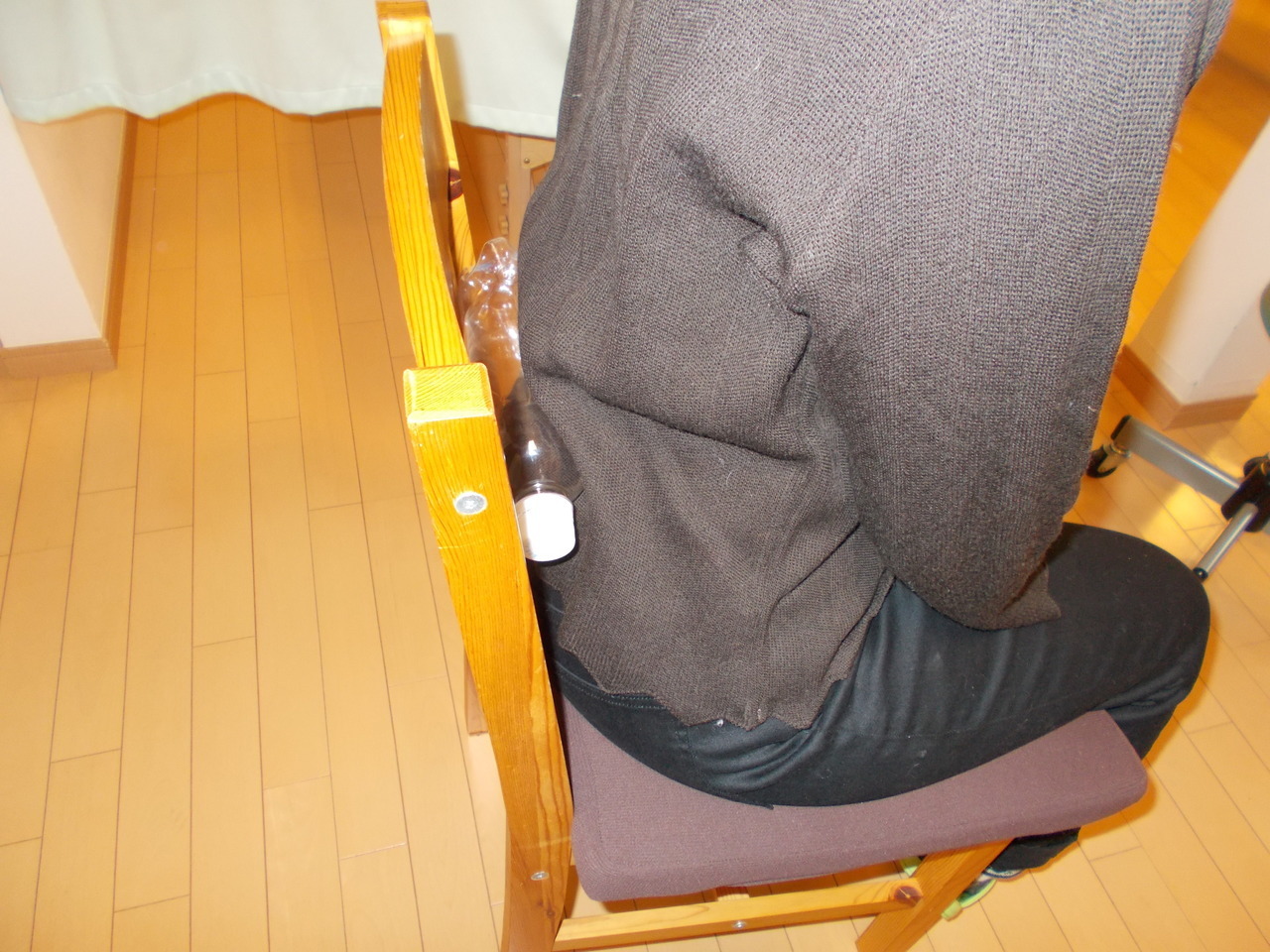 ペットボトルを使った姿勢指導を受けている女性のお客様