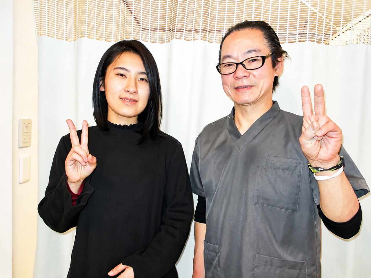 微笑み顔の院長と女性のお客様