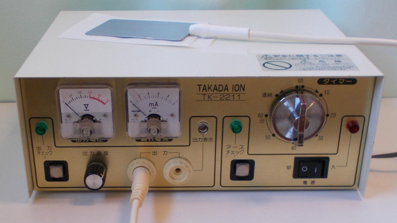 タカダイオン電位治療器（本体0）とパッド