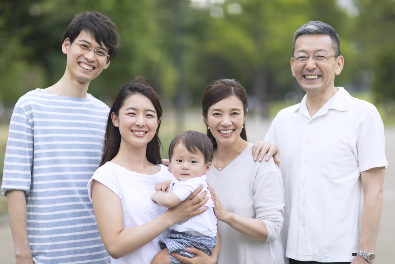 集合して笑顔の三世代家族