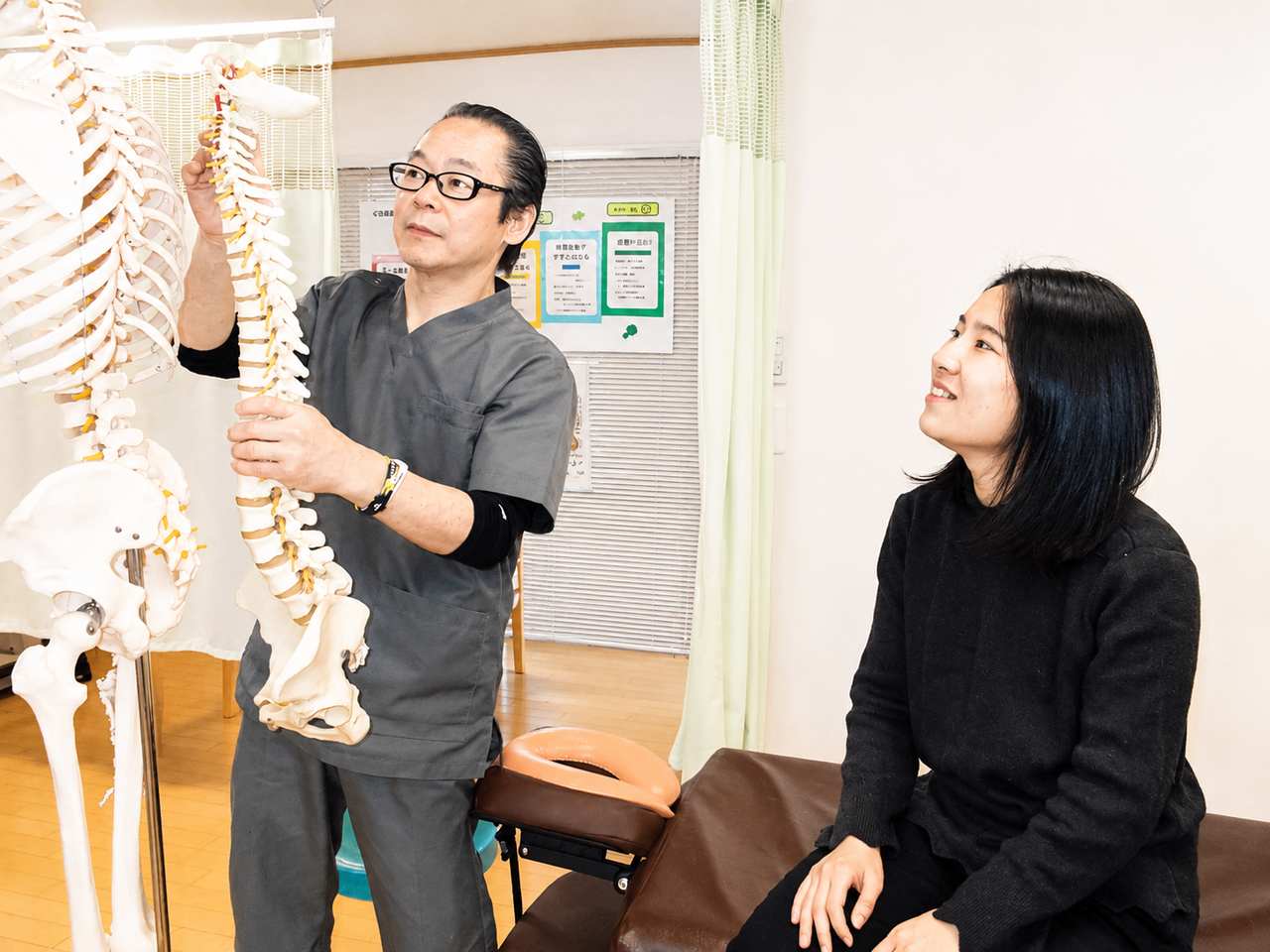はんごう整体院院長が、患者さんに説明
