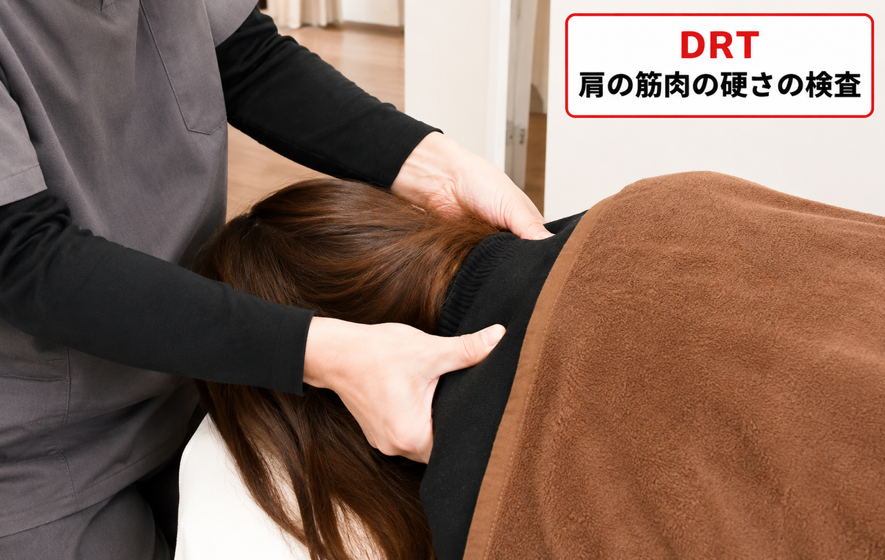うつ伏せになっている女性の検査をする院長