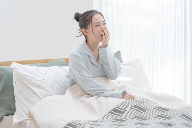 起床が辛そうな女性