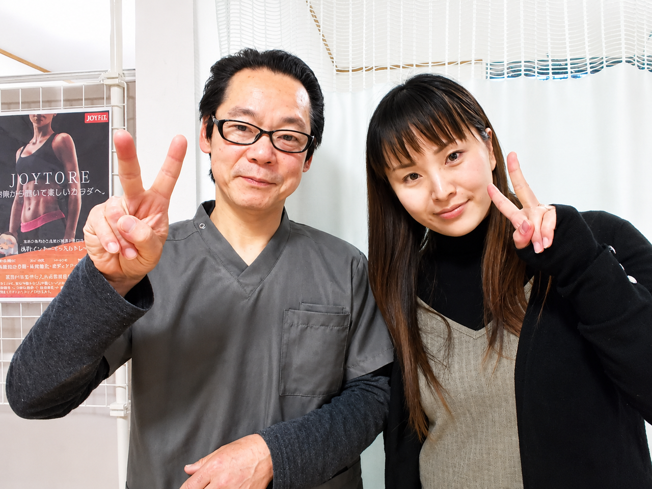 微笑み顔の院長と女性のお客様