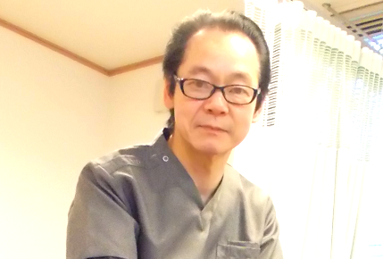 施術中の院長