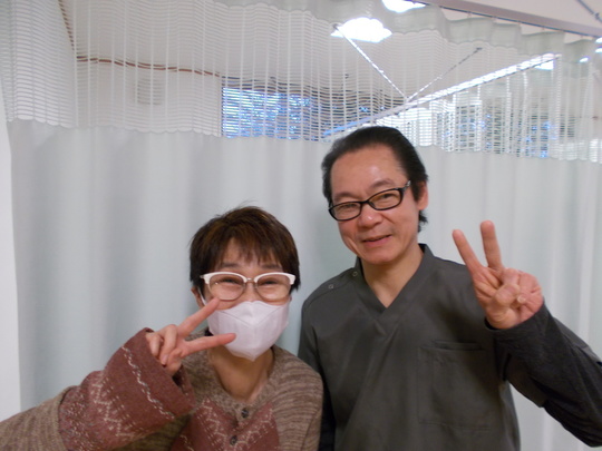 微笑み顔の院長と女性のお客様