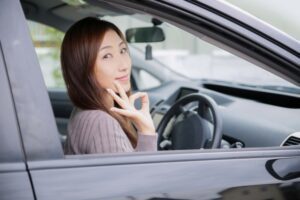 車の窓から笑顔の女性