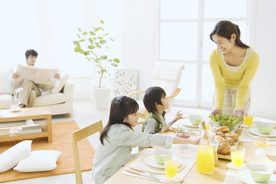 子供たちと楽しく過ごす女性
