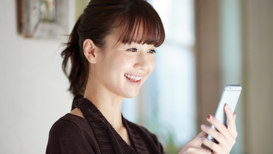 電話をしようとしている女性