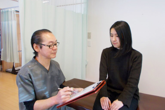 カウンセリングをしている院長と女性のお客様