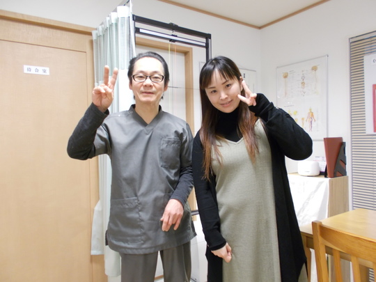 微笑み顔の院長と女性のお客様