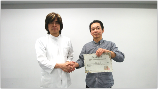 握手しているDRT解説者とはんごう整体院院長のツーショット
