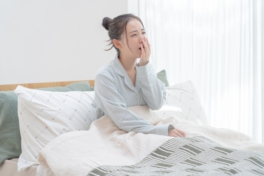 起床が辛そうな女性