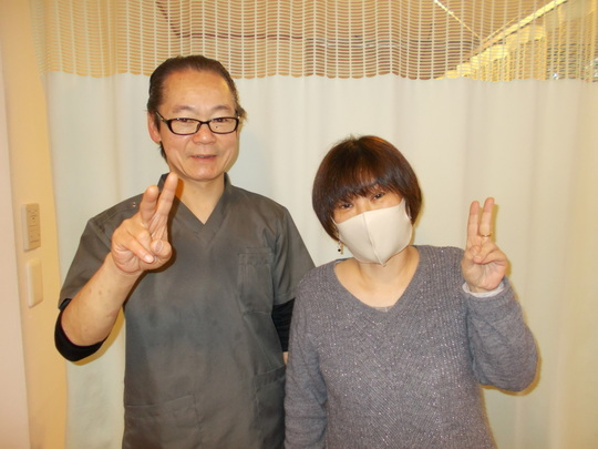 微笑み顔の院長と女性のお客様