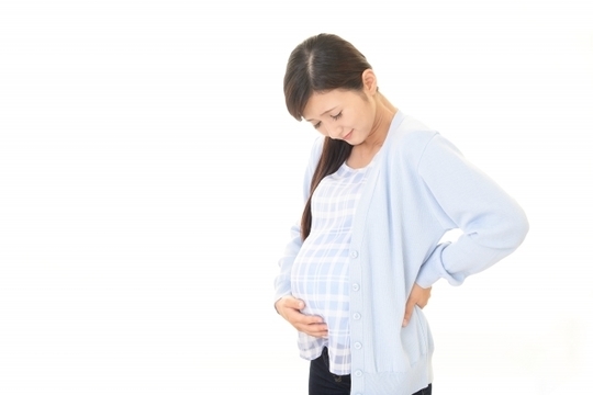 妊娠中の女性の立位画像